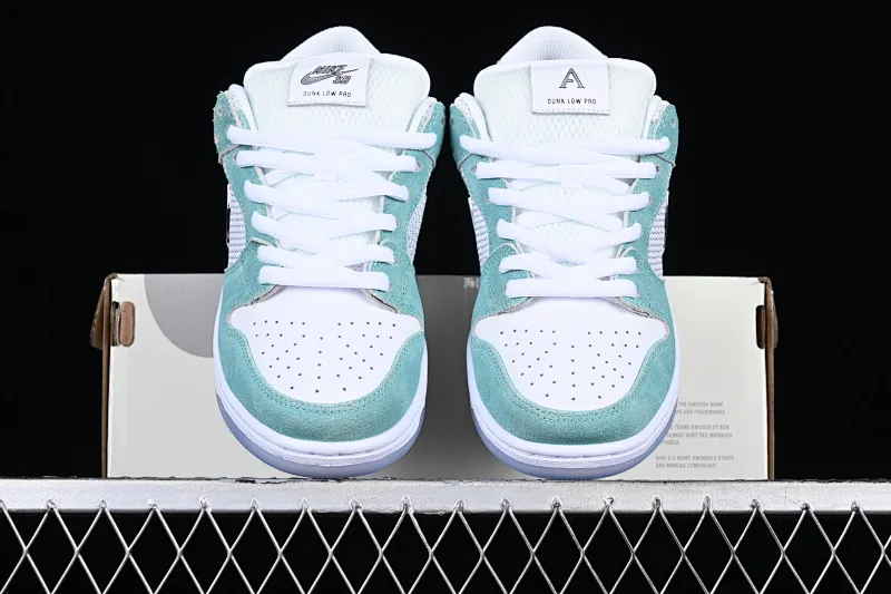 All categories Nk SB Dunk Series Nk SB Dunk Low low-top sneakers F version April Skateboards x Nk SB Dunk Low joint model Frozen Rose SB smashed backboard fashion casual sneakers FD2562-400